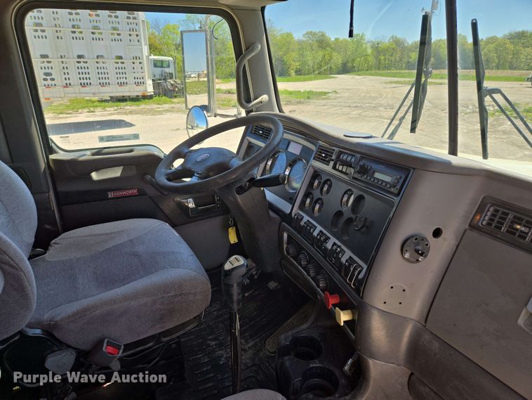 image for item EM7268 2012 Kenworth T800 semi truck