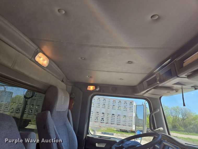 image for item EM7268 2012 Kenworth T800 semi truck