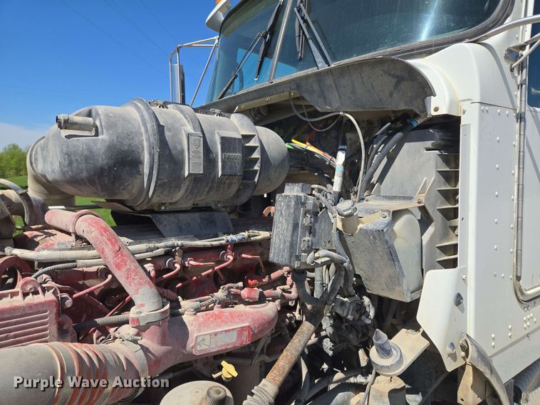 image for item EM7268 2012 Kenworth T800 semi truck