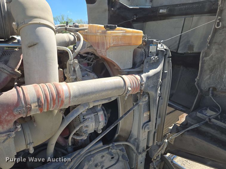 image for item EM7268 2012 Kenworth T800 semi truck