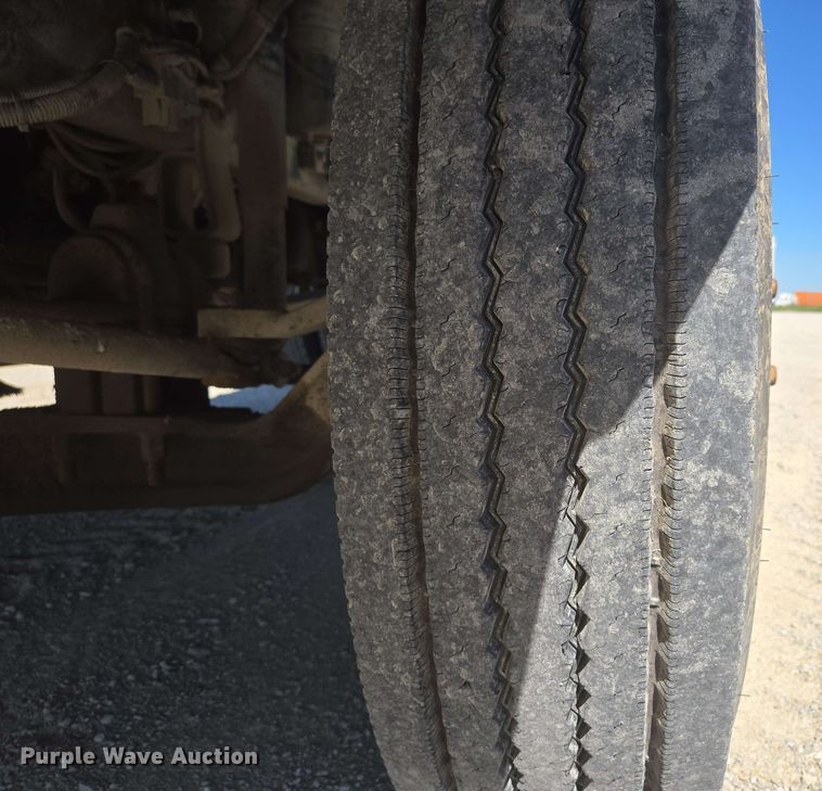 image for item EM7268 2012 Kenworth T800 semi truck