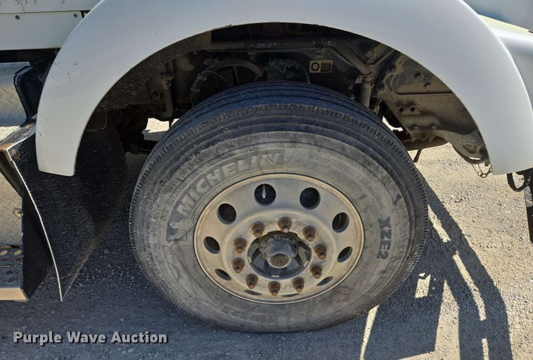 image for item EM7268 2012 Kenworth T800 semi truck