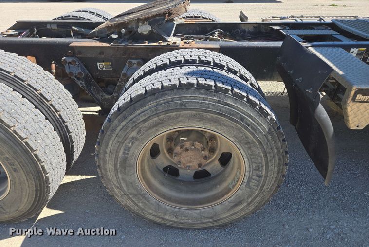 image for item EM7268 2012 Kenworth T800 semi truck