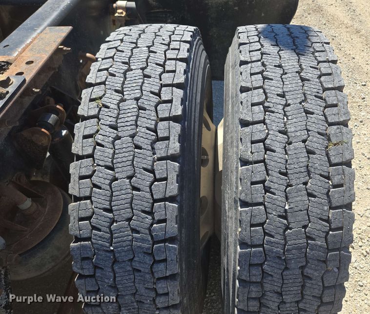 image for item EM7268 2012 Kenworth T800 semi truck