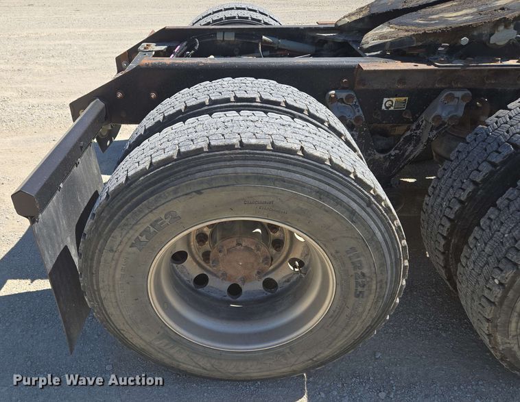 image for item EM7268 2012 Kenworth T800 semi truck