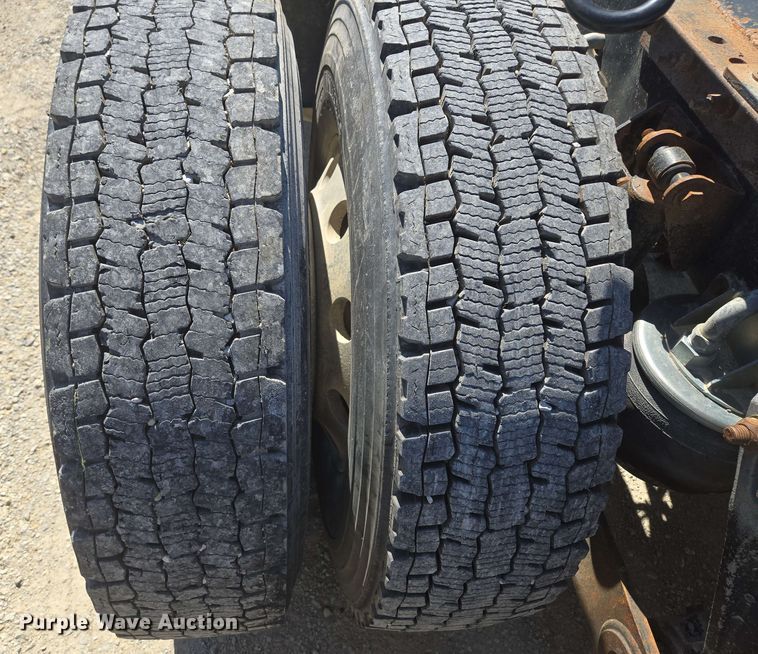 image for item EM7268 2012 Kenworth T800 semi truck