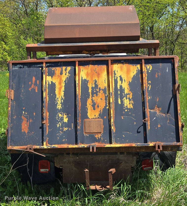 image for item EM7269 1999 Ford F450 Super Duty dump truck