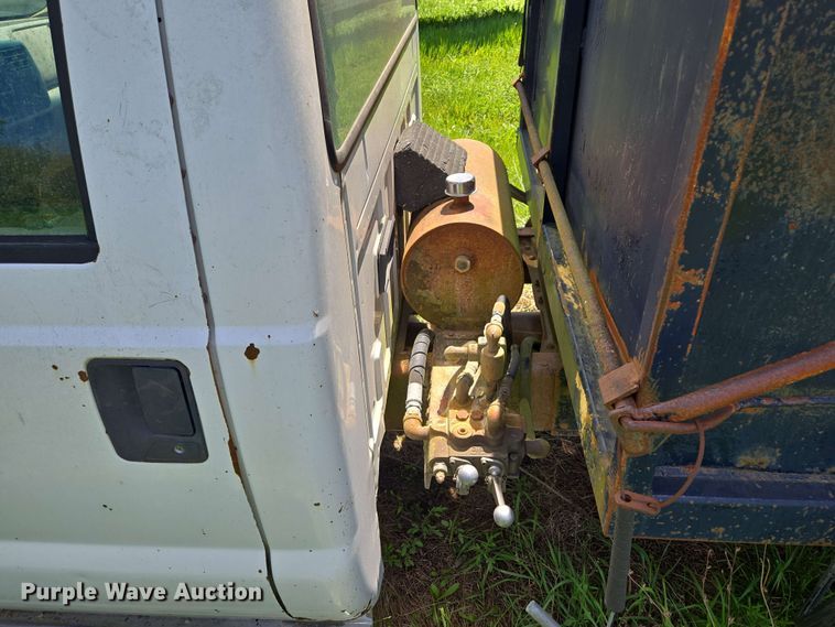 image for item EM7269 1999 Ford F450 Super Duty dump truck