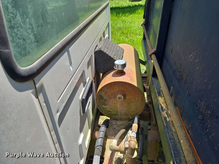 image for item EM7269 1999 Ford F450 Super Duty dump truck