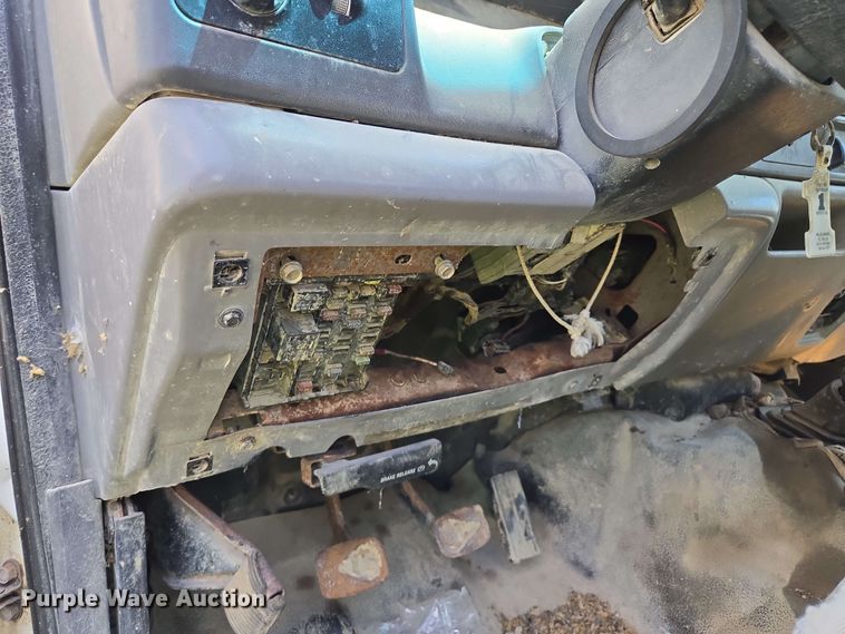 image for item EM7269 1999 Ford F450 Super Duty dump truck