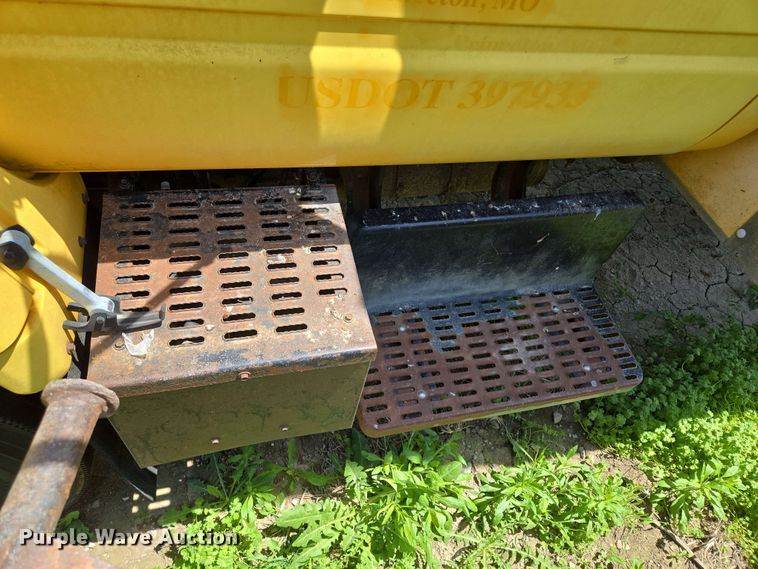 image for item EM7270 2002 GMC C6500 box truck