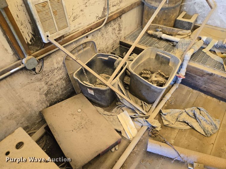 image for item EM7270 2002 GMC C6500 box truck