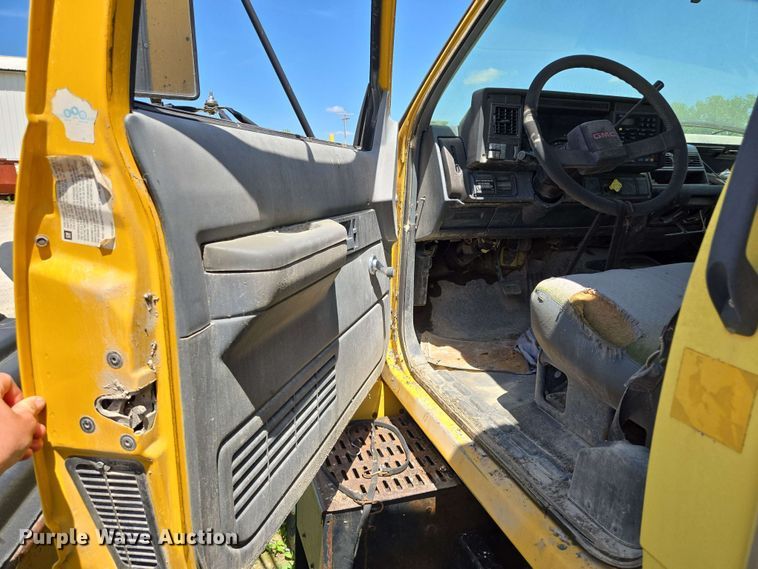 image for item EM7270 2002 GMC C6500 box truck