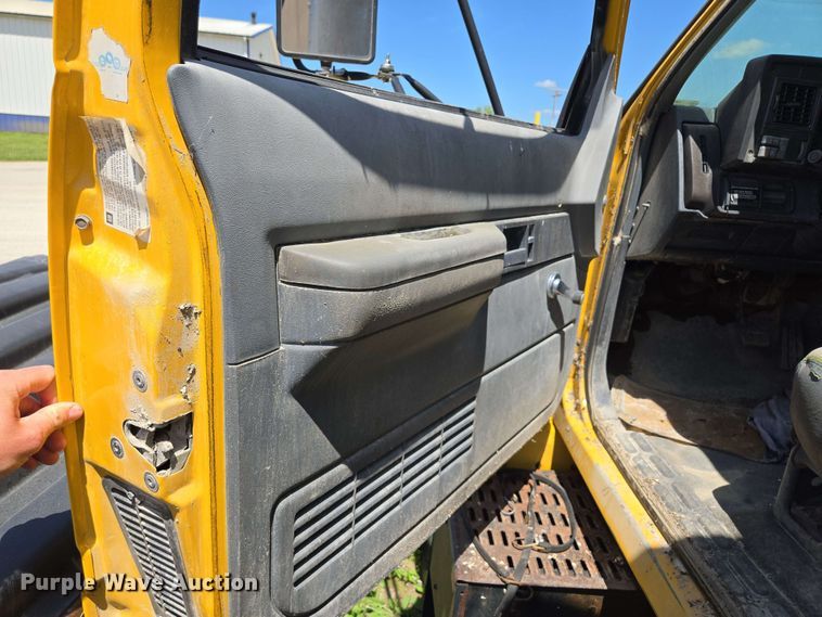 image for item EM7270 2002 GMC C6500 box truck