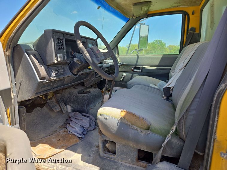 image for item EM7270 2002 GMC C6500 box truck