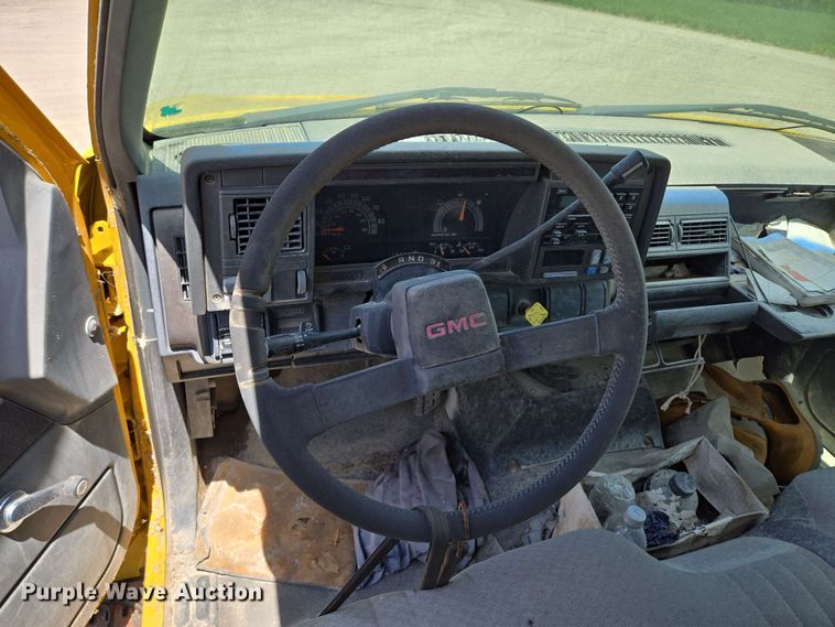 image for item EM7270 2002 GMC C6500 box truck