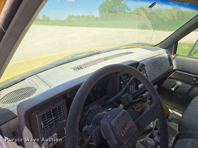 image for item EM7270 2002 GMC C6500 box truck