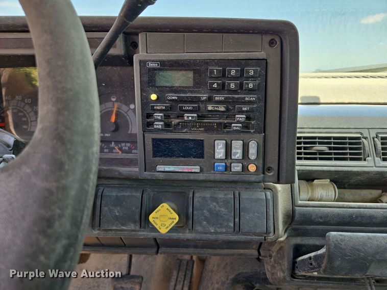 image for item EM7270 2002 GMC C6500 box truck