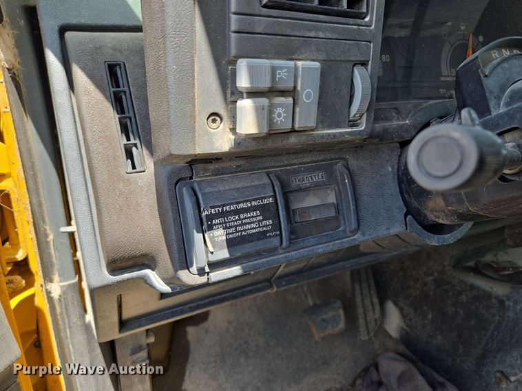 image for item EM7270 2002 GMC C6500 box truck