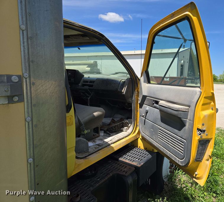 image for item EM7270 2002 GMC C6500 box truck