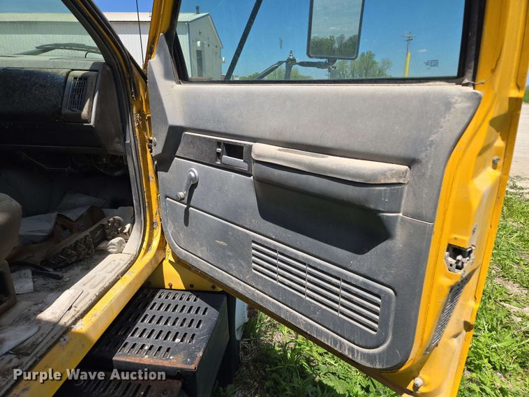 image for item EM7270 2002 GMC C6500 box truck