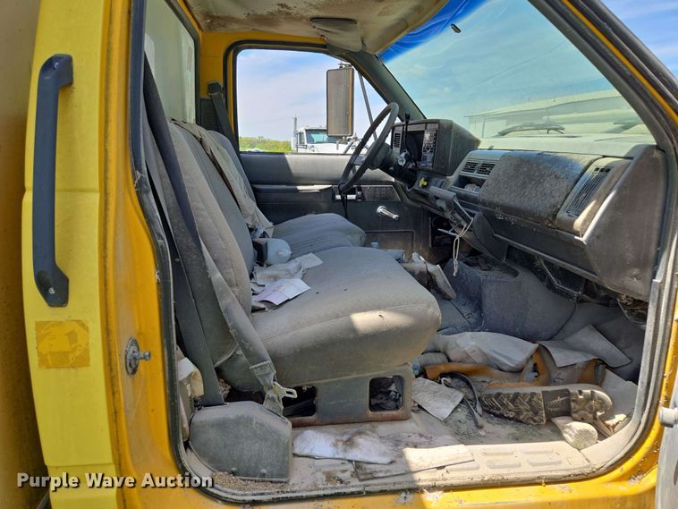 image for item EM7270 2002 GMC C6500 box truck