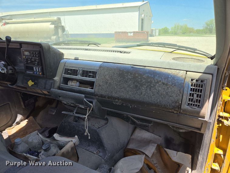 image for item EM7270 2002 GMC C6500 box truck