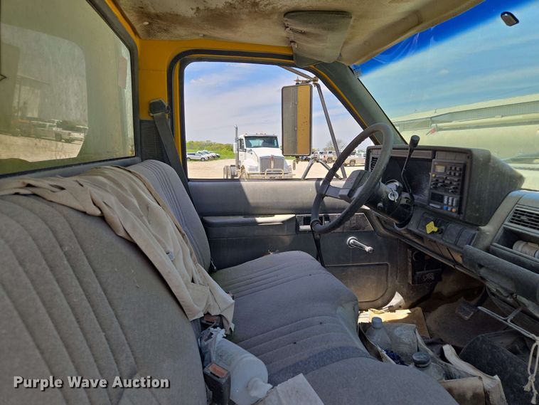 image for item EM7270 2002 GMC C6500 box truck