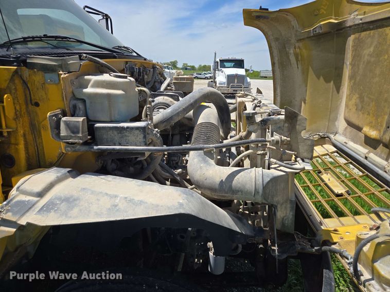 image for item EM7270 2002 GMC C6500 box truck