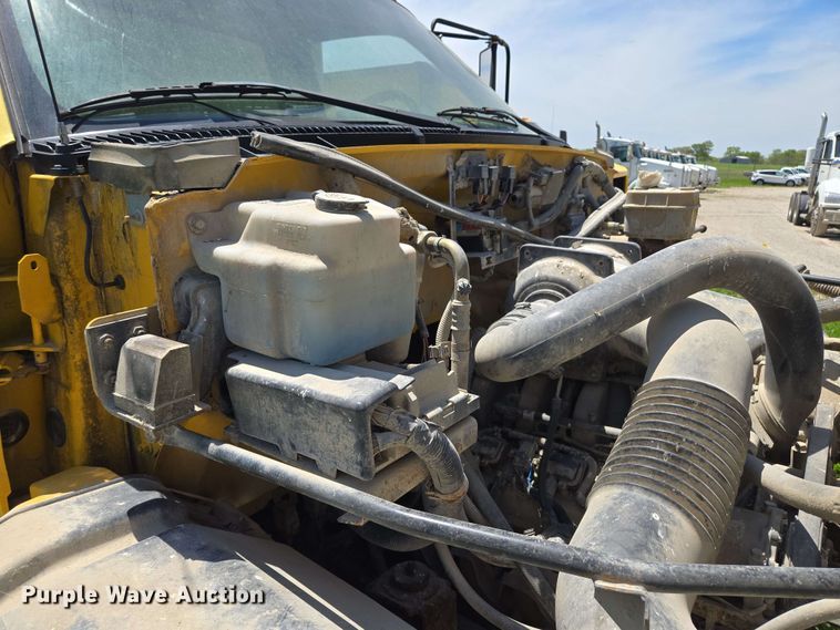 image for item EM7270 2002 GMC C6500 box truck