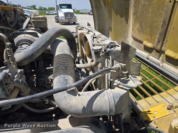 image for item EM7270 2002 GMC C6500 box truck