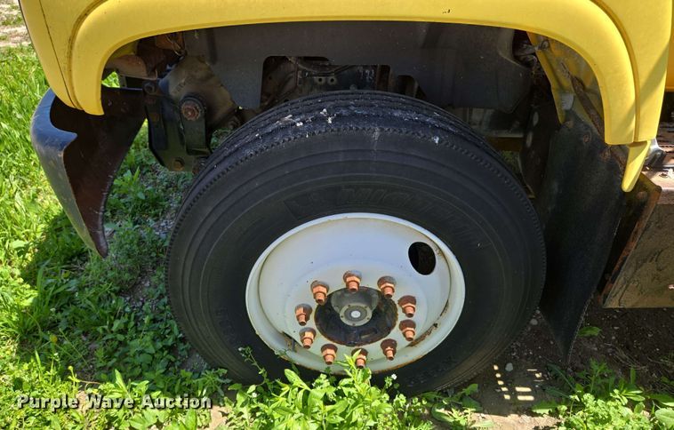 image for item EM7270 2002 GMC C6500 box truck