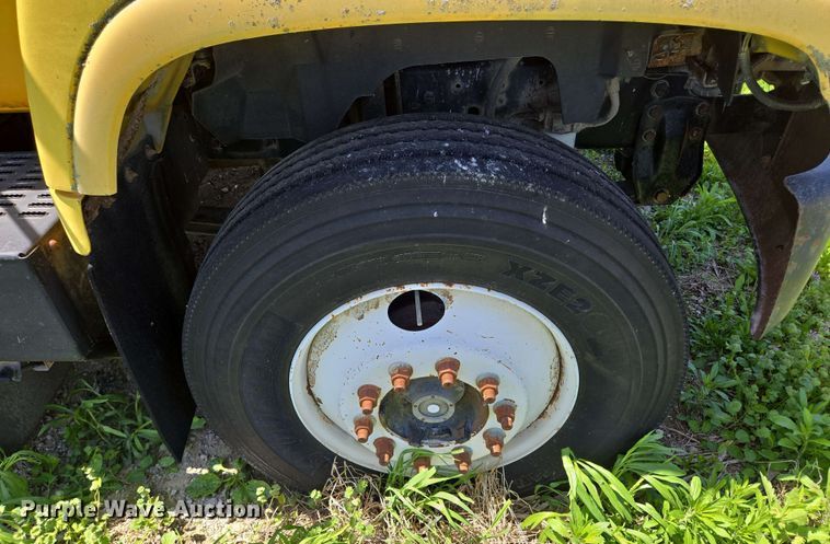 image for item EM7270 2002 GMC C6500 box truck