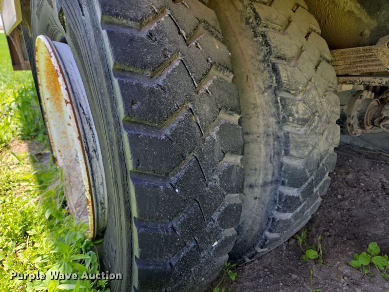 image for item EM7270 2002 GMC C6500 box truck