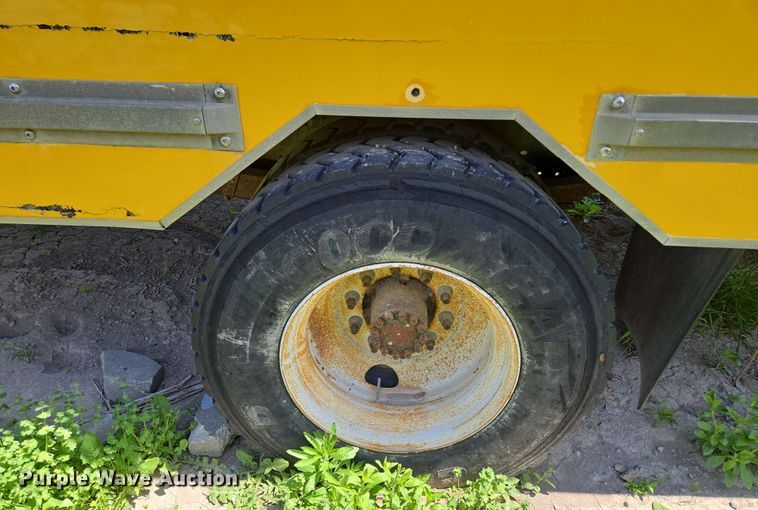 image for item EM7270 2002 GMC C6500 box truck