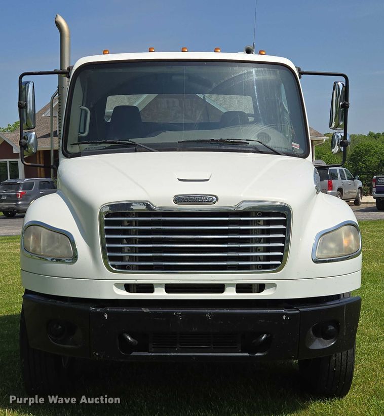 image for item EM7327 2010 Freightliner Business Class M2 semi truck