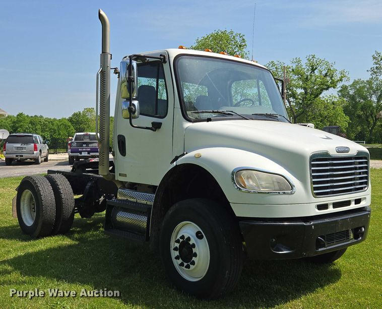 image for item EM7327 2010 Freightliner Business Class M2 semi truck