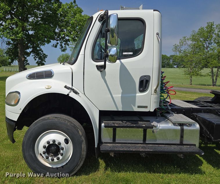 image for item EM7327 2010 Freightliner Business Class M2 semi truck