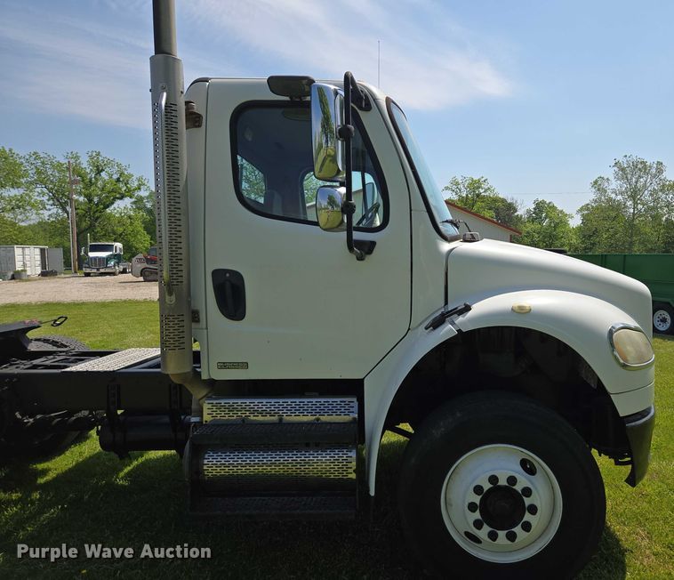 image for item EM7327 2010 Freightliner Business Class M2 semi truck
