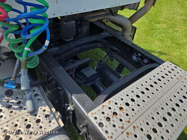 image for item EM7327 2010 Freightliner Business Class M2 semi truck