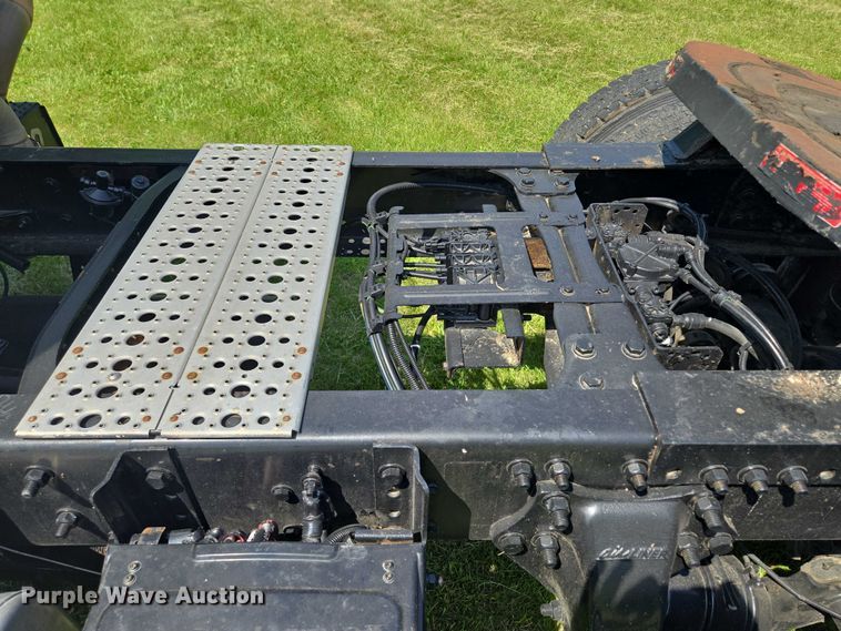 image for item EM7327 2010 Freightliner Business Class M2 semi truck