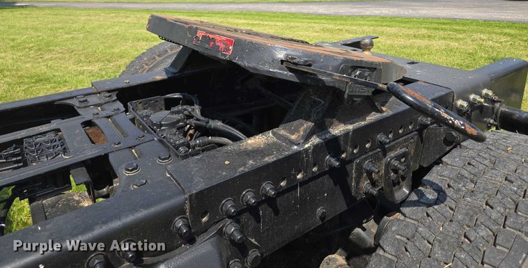 image for item EM7327 2010 Freightliner Business Class M2 semi truck