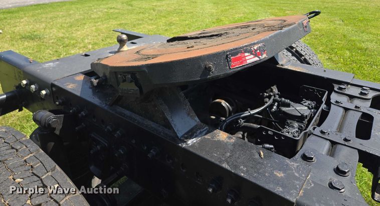 image for item EM7327 2010 Freightliner Business Class M2 semi truck