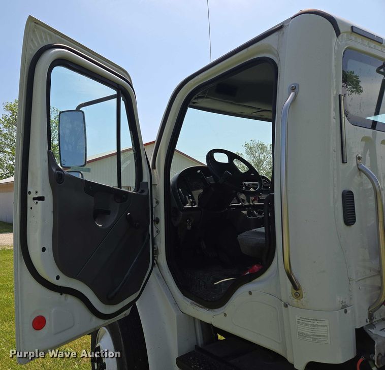 image for item EM7327 2010 Freightliner Business Class M2 semi truck