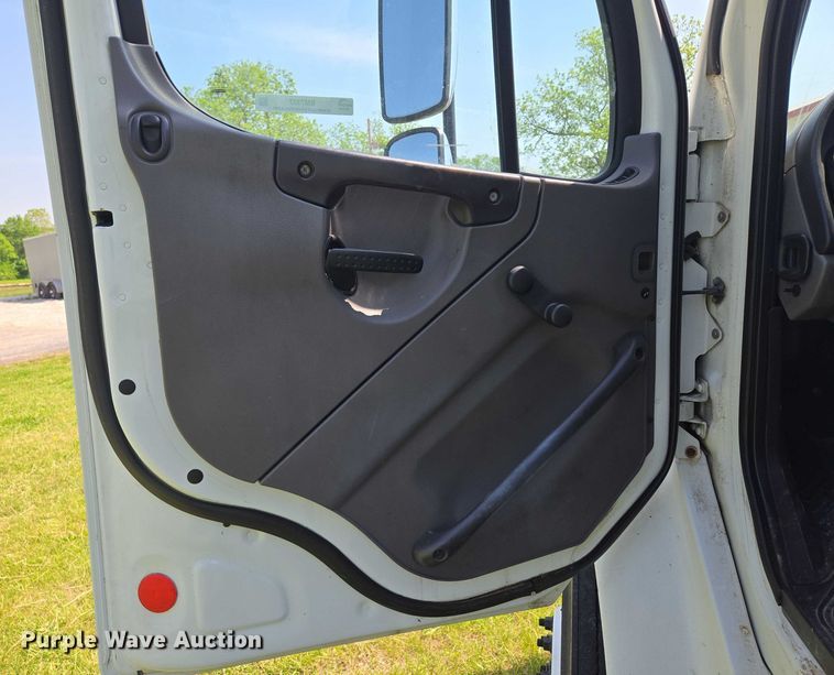 image for item EM7327 2010 Freightliner Business Class M2 semi truck