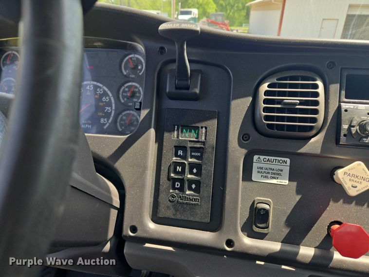 image for item EM7327 2010 Freightliner Business Class M2 semi truck