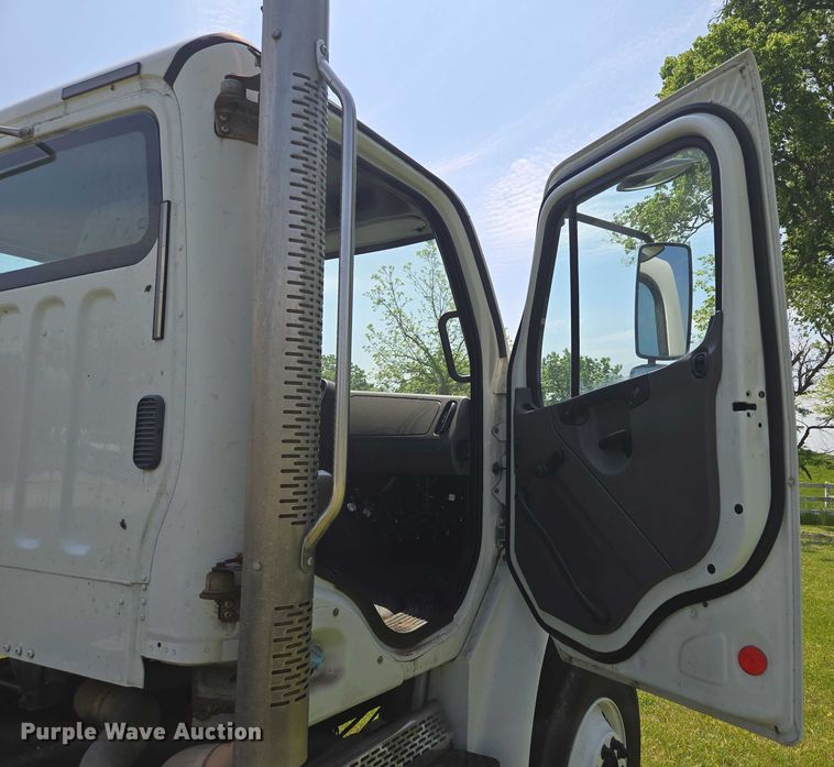 image for item EM7327 2010 Freightliner Business Class M2 semi truck