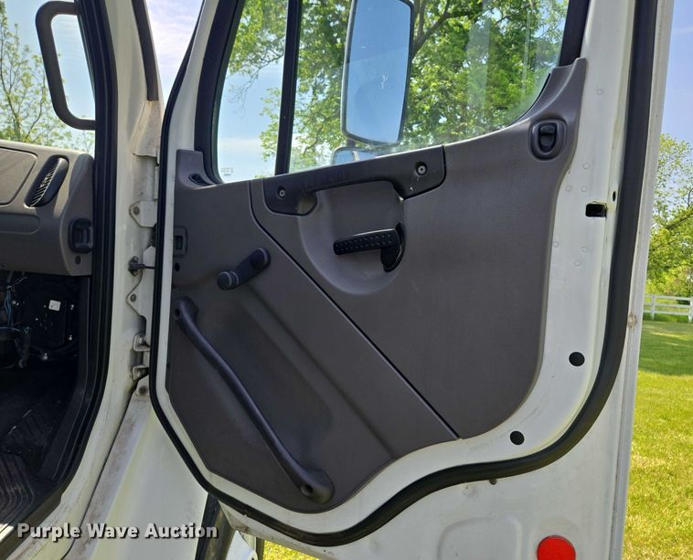 image for item EM7327 2010 Freightliner Business Class M2 semi truck