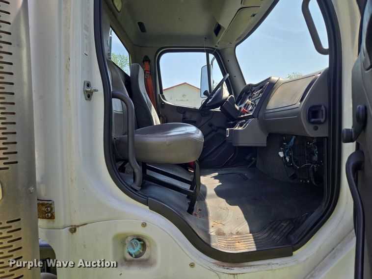 image for item EM7327 2010 Freightliner Business Class M2 semi truck