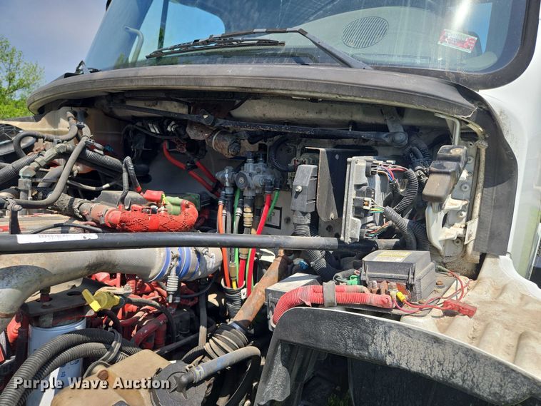 image for item EM7327 2010 Freightliner Business Class M2 semi truck